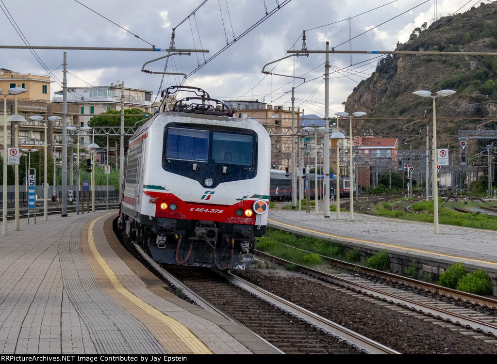 An E.464 electric leads ICN (Intercity Notte) #795 into Sestri Levante